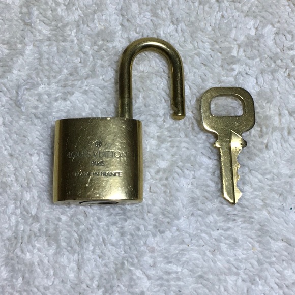 Louis Vuitton Brass '315' Padlock in Goldtone with Goldtone Key (||) - Picture 6 of 7